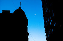 The moon between the buildings by Mauricio Santana