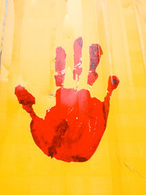A red hand by Mauricio Santana