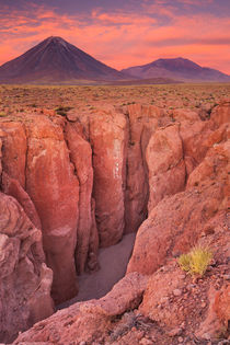 Narrow canyon and Volcan Licancabur, Atacama Desert, Chile at sunset von Sara Winter