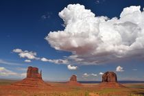 Clouds over Monument Valley von usaexplorer