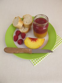 Frühstück mit zweifarbiger Pfirsich-Himbeer-Marmelade by Heike Rau