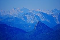 blaue Berge im ersten Tageslicht über dem Tegernsee... by loewenherz-artwork