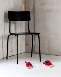 Schwarzer Stuhl, rote Schuhe von STEFARO .
