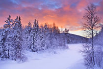 Sunrise over a river in winter near Levi, Finnish Lapland von Sara Winter