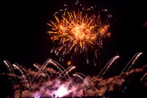 Ein buntes, leuchtendes Feuerwerk by Gina Koch
