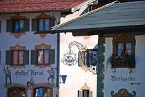 kunstvoll verzierte Häuser in Wallgau... von loewenherz-artwork