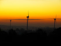Windkrafträder beim Sonnenaufgang by brava64
