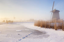 Dutch windmills in a foggy winter landscape in the morning von Sara Winter