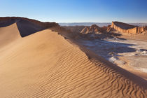 Sand dune in Valle de la Luna, Atacama Desert, Chile von Sara Winter