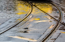 Commuting in the rain - England von Chris Warham