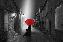 Frau unter einem roten Regenschirm  by Monika Juengling
