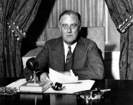 699-franklin-d-roosevelt-at-his-desk-painting-ww2