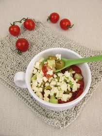 Tassencrumble mit Tomate, Gurke, Olive und Feta-Crumbles aus der Mikrowelle by Heike Rau