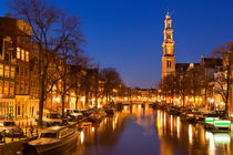The Western Church and a canal in Amsterdam at night von Sara Winter