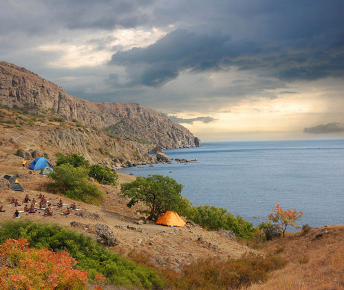 Spontaneous-tourist-camp-on-the-black-sea-near-koktebel-crimea