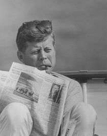 JFK Relaxing Outside von warishellstore