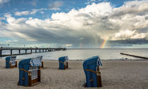 Strandkörbe vor Regenbogen an der Ostsee by Klaus Tetzner