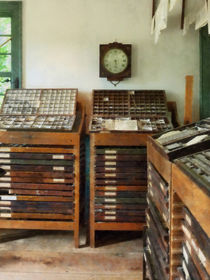 Print Shop with Clock  von Susan Savad