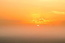 Sonnenaufgang über dem Nebel von Bernhard Kaiser