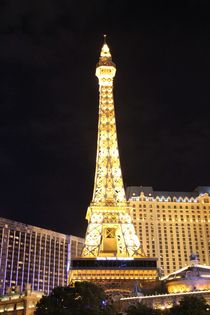 Der Glamour des Eifelturms Paris in Las Vegas bei Nacht by ann-foto