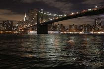 Die Lichter der Brooklyn Bridge bei Nacht by ann-foto