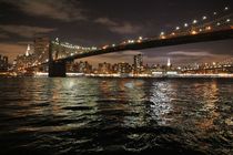New York Skyline Big Apple mit Brooklyn Bridge bei Nacht von ann-foto