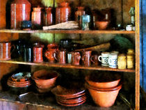 Bowls and Cups in Pantry von Susan Savad