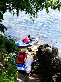 Father and Son Launching Kayaks von Susan Savad