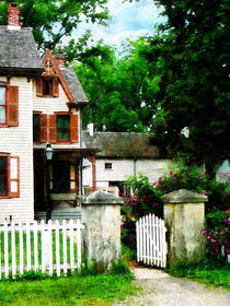 Victorian Home with Open Gate von Susan Savad