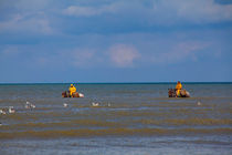 Krabbenfischer an der belgischen Nordseeküste zu Pferd by Gerhard Köhler