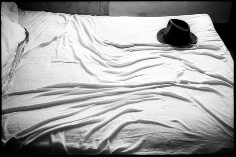 Rene-bui-hat-on-bed-1973