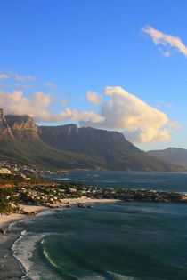 Am herrlichen Strand von Kapstadt mit Tafelberg im Hintergrund von Mellieha Zacharias