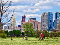 Couple Cycling in Liberty State Park von Susan Savad