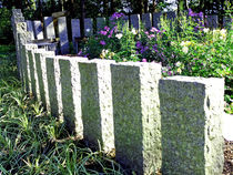 Steinreihe auf dem Friedhof by Eva Dust
