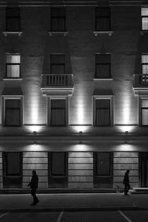 Illuminated Building with People von John Williams