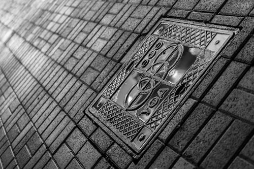Manhole-cover-in-art-black-and-white