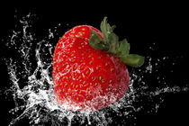 Erdbeere fällt ins Wasser von darlya