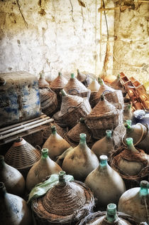 alte Korbflaschen in Scheune Toskana / Tuscany von Thomas Schaefer