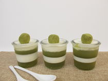 Smoothfood - Gelierter grüner Smoothie mit Matcha und Joghurt by Heike Rau