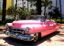 American classic car im Retro Art Deco District in Miami Beach von Mellieha Zacharias