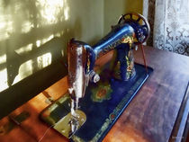 Vintage Sewing Machine and Shadow von Susan Savad