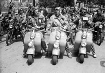 3 Damen auf Motorroller 1950 by werkladen-koeln