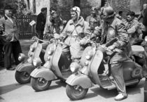 Frauen auf Motorroller 50er Jahre by werkladen-koeln