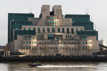 SIS Secret Service Building London And Rib Boat von David Pyatt