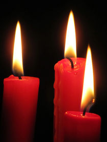 drei rote Kerzen von Angelika  Schütgens