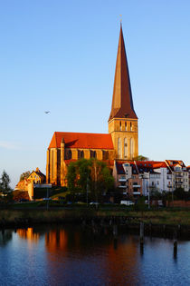 Rostocks Petrikirche im Morgensonnenschein by Sabine Radtke