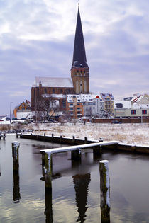 Petrikirche in Rostock an der Warnow im Winter by Sabine Radtke