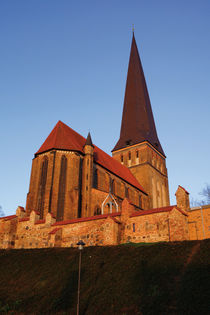 Rostocks Petrikirche im Schein der Morgenröte von Sabine Radtke