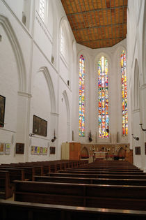 Mittelschiff der Petrikirche Rostock mit bunten Chorfenstern by Sabine Radtke
