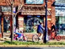Metuchen NJ - Bicyclists on Main Street von Susan Savad
